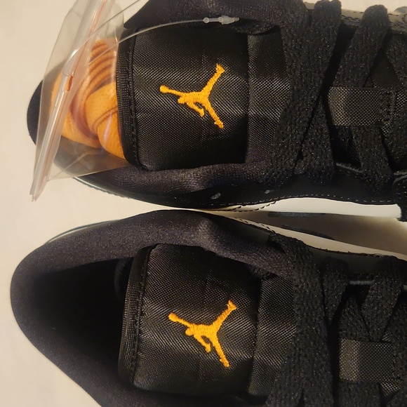 Brand NWOT Jordan 1 lows - Picture 3 of 6